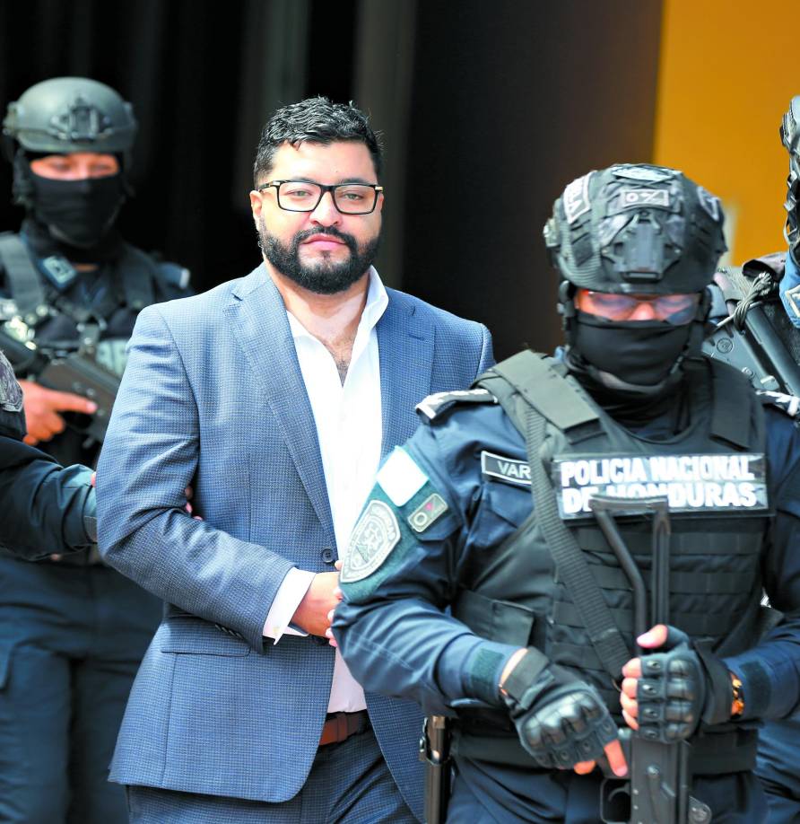 La petición de Vallecillo fue formalizada durante el desarrollo de la audiencia preliminar, donde la Fiscalía presentó la acusación por el delito de extorsión.