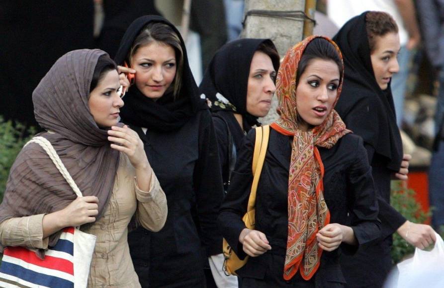 6 - El uso “indecente” de productos cosméticos y peinados “provocativos”, así como de gafas con fines “no médicos” y vestidos estrechos o cortos estará prohibido en Irán.