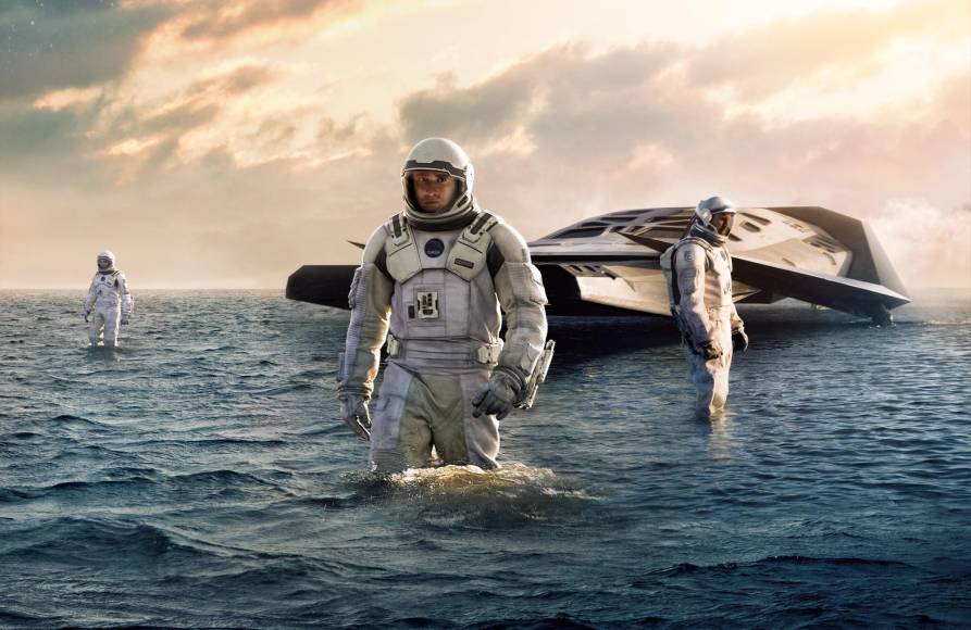 INTERSTELLARPlataformas: Prime Video y HBO MaxAño: 2014Duración: 169 minutosA medida que la vida en la Tierra llega a su fin, un equipo de exploradores liderado por el piloto Cooper (Matthew McConaughey) y la científica Amelia (Anne Hathaway) se embarcan en la que podría ser la misión más importante de la historia de la humanidad.Misión: Viajar por la galaxia para descubrir un planeta que podría asegurar el futuro de la humanidad.