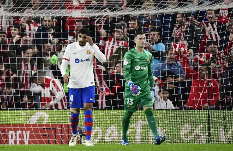 Ronald Araújo e Iñaki Peña se lamentan tras encajar el primer gol apenas iniciando el partido.