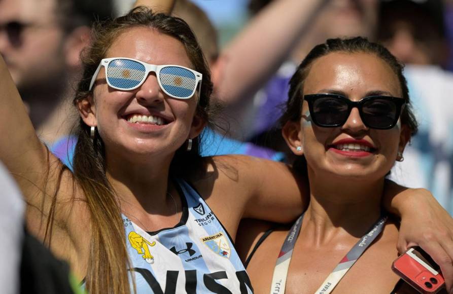 Bellas argentinas adornaron las gradas del estadio Lusail en el debut de la Albiceleste.