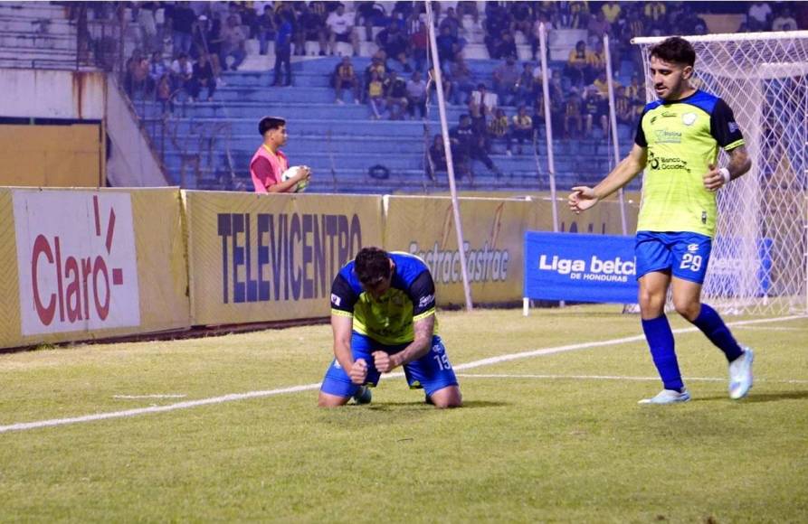 Erick Andino se puso de rodillas gritando su golazo ante el Real España.