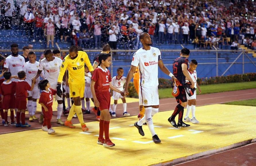 Los equipos titulares de Olimpia y Atlas saliendo a la cancha del Olímpico para el inicio del partido.