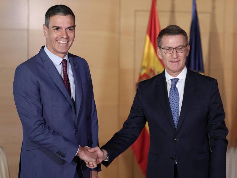 El presidente de Gobierno español, Pedro Sánchez, y el líder del conservador Partido Popular (PP), Albeto Núñez Feijóo, se reunieron este miércoles.