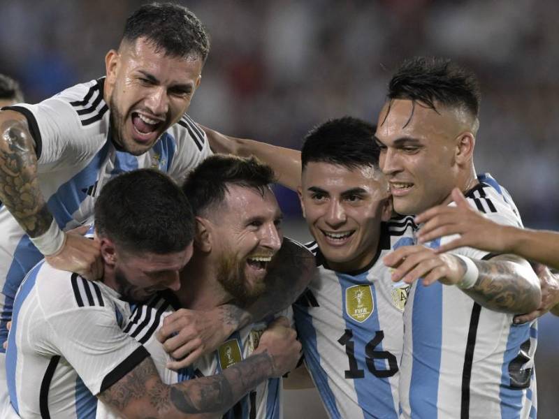 Messi y sus compañeros de Argentina festejando su golazo ante Panamá.