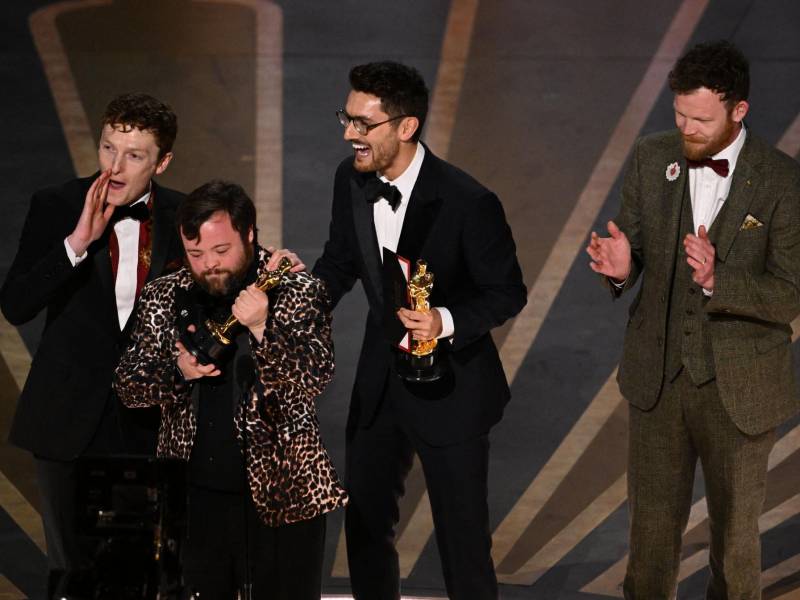 El equipo de ‘An Irish Goodbye’ al ganar la estatuilla.