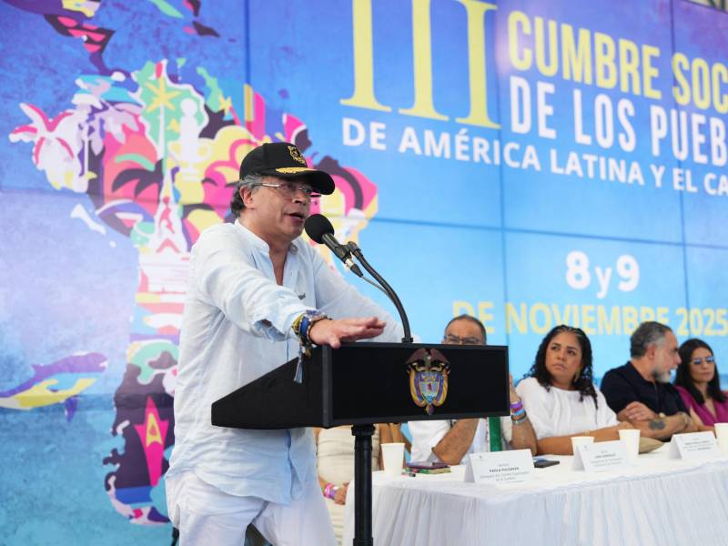 Fotografía cedida por la Presidencia de Colombia del mandatario Gustavo Petro hablando el sábado en Santa Marta (Colombia).