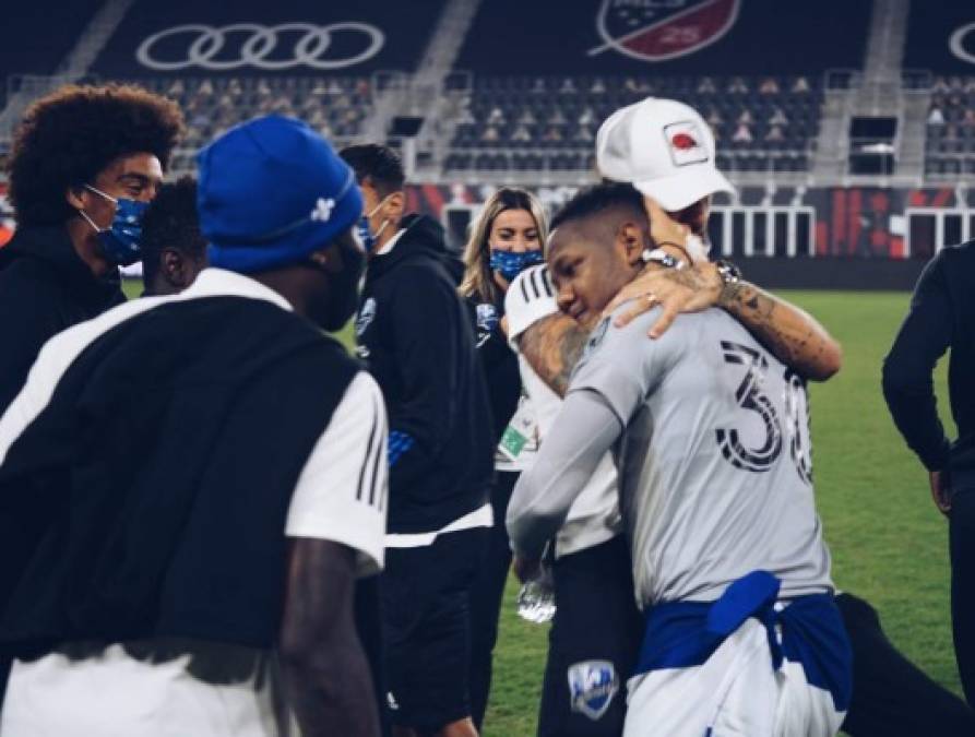 Romell Quioto fue felicitado por sus compañeros al final del partido.