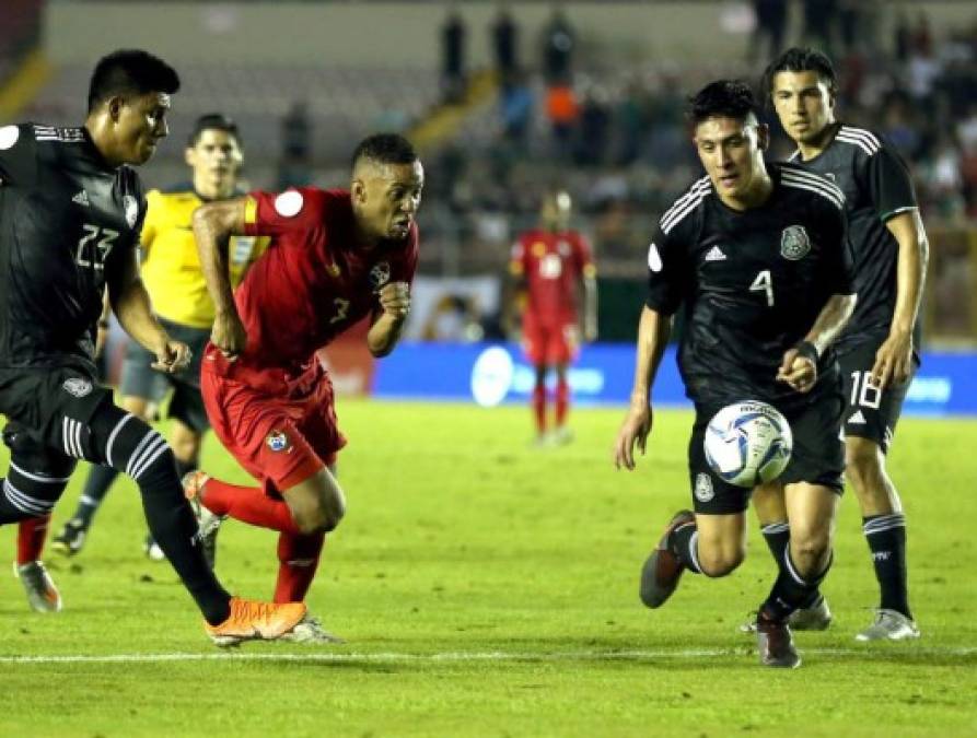 El panameño Gabriel Torres intenta ganar el balón ante la buena marca mexicana.