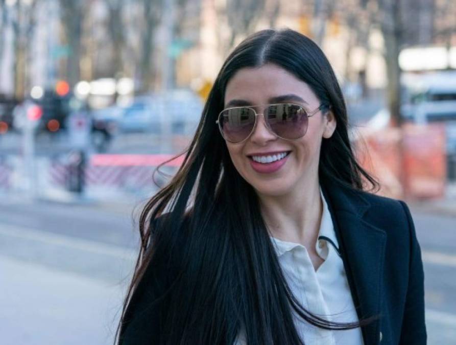 La esposa de Joaquín 'el Chapo' Guzmán reapareció radiante este lunes en la corte de Nueva York tras convertirse en la protagonista del juicio contra el narcotraficante mexicano luego de que la fiscalía revelara los mensajes íntimos que la pareja intercambiaba.