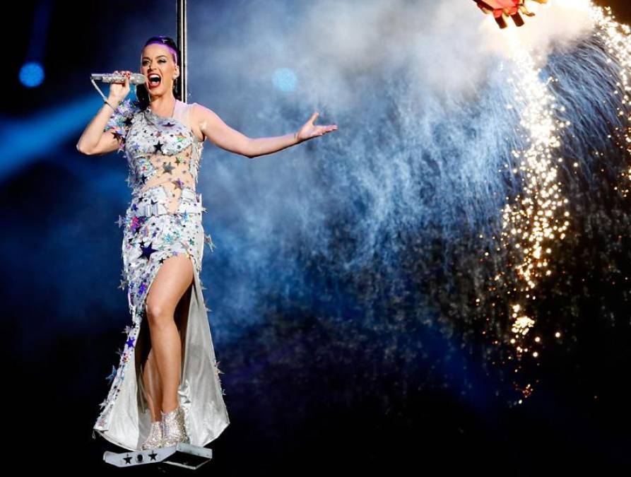 Katy Perry incluyó una grúa para poder flotar por el campo del estadio de la Universidad de Phoenix.