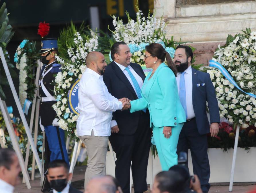 Con vestido azul turquesa, Xiomara Castro preside los desfiles de Independencia