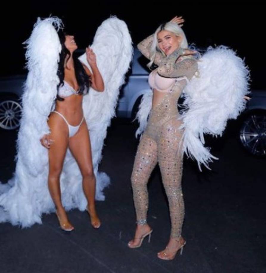 Como hermanas unidas, todo el clan Kardashian Jenner se unió para desfilar como modelos de pasarela con sus trajes de Victoria Secret.