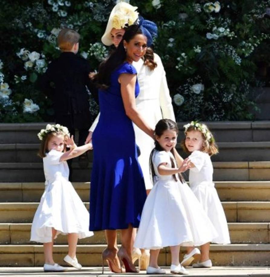 Siempre bien vestida, su atuendo color zafiro causó sensación en la boda real en la capilla de St. George, donde Mulroney fue una de las invitadas mejor ubicadas, directamente en el campo de visión de las cámaras.