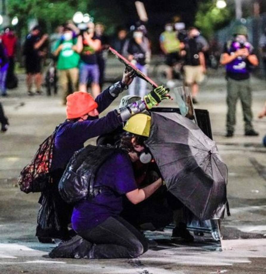 Los alborotadores han atacado comercios y edificios, algunos de los cuales no resistieron las llamas.