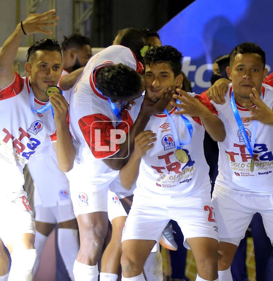 Beckeles lo volvió hacer. En el festejo del título pasado besó a Michaell Chirinos, esta vez lo hizo con José Mario Pinto.