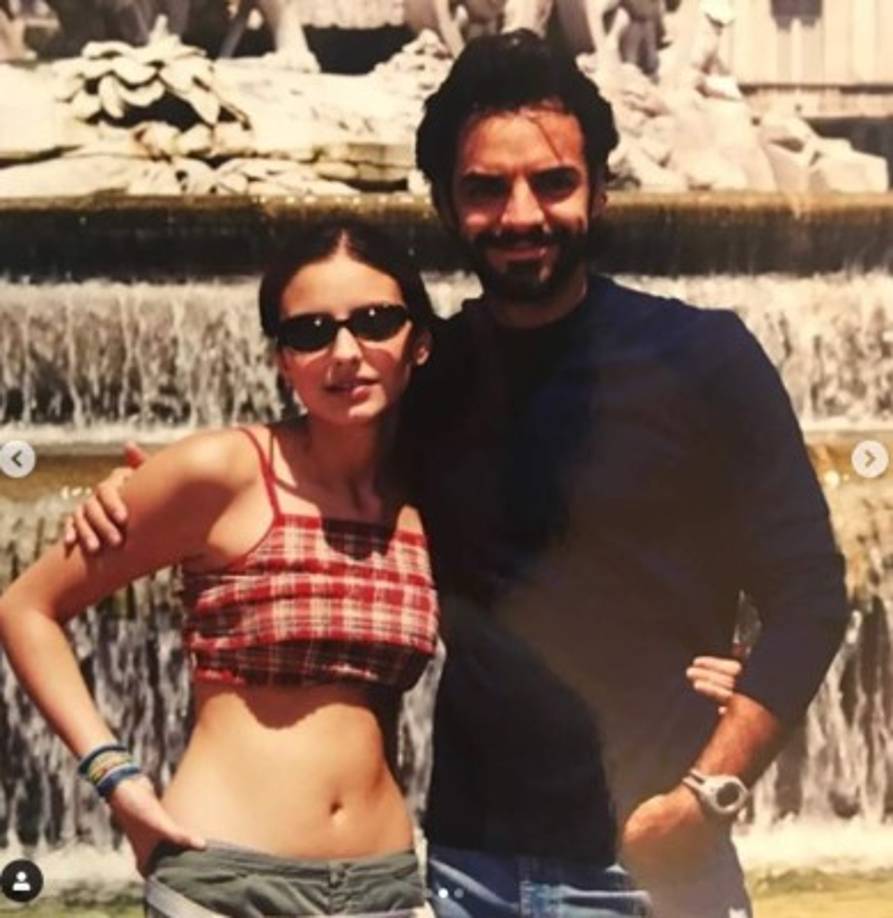 A pesar de que sus padres no forman un hogar por mucho tiempo, Aislin es muy unida a su padre y a sus hermanos.