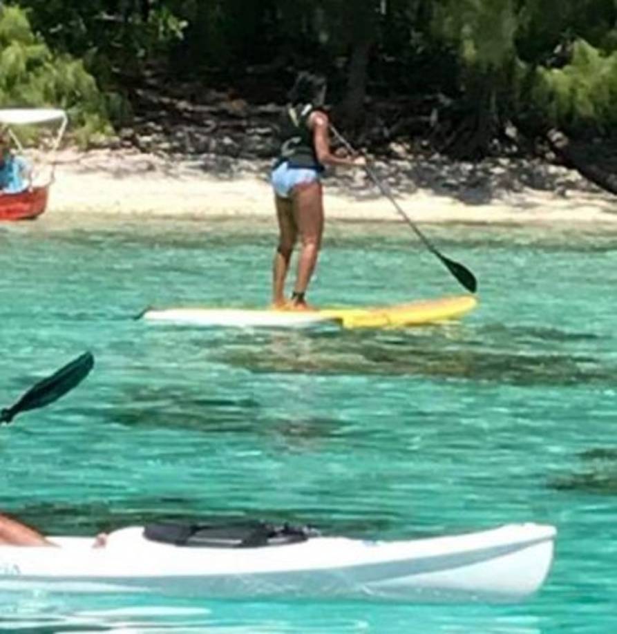Michelle fue captada mientras entrenaba al 'paddle', un deporte que consiste en remar de pie sobre una tabla de surf, en una bahía de Moorea, a media hora en ferry de Tahití.