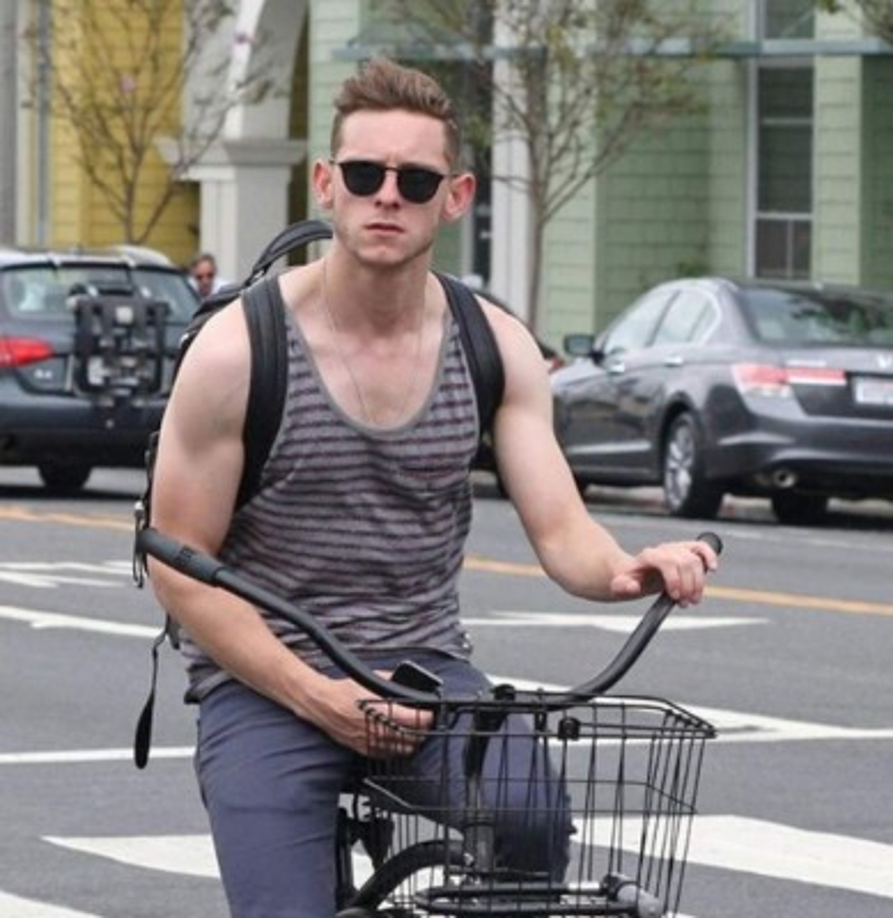 Su padre biológico, John Bell, se marchó antes de que él naciera. <br/><br/>Por eso, cuando el director Stephen Daldry lo escogió para interpretar a Billy Elliot, Bell lo adoptó como una figura paterna. <br/><br/>Su interpretación le valió un premio BAFTA al mejor actor y le abrió las puertas para interpretar varias películas y videoclips.