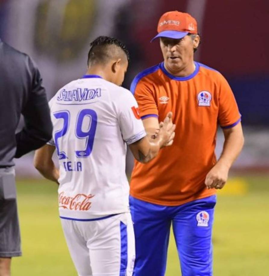 Pedro Troglio saluda a German 'Patón' Mejía, al que sacó en el segundo tiempo por Michaell Chirinos.