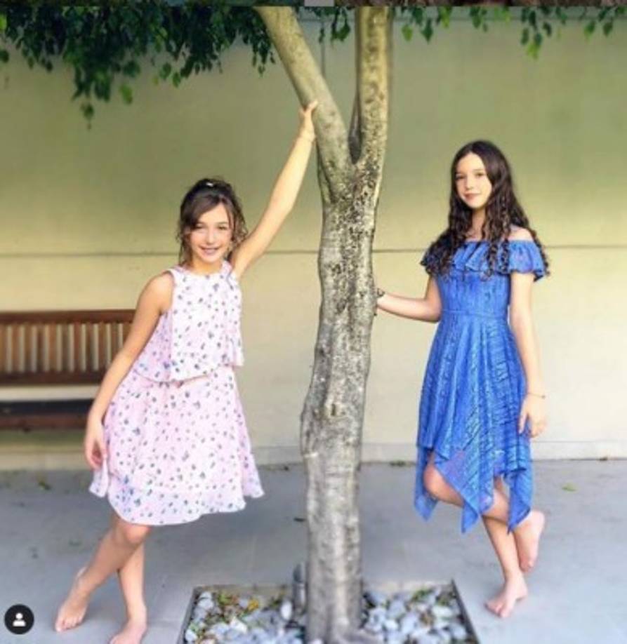 Mía y Nina son las hijas de Andrea Legarreta y Erik Rubín, quienes sobresalen por su carisma y talento.<br/>