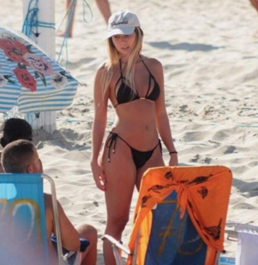 No cabe duda que es una belleza, una linda brasileña.