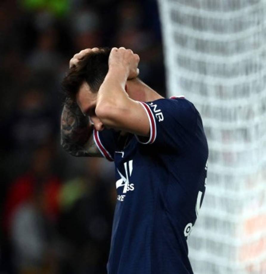 Messi se lamenta tras una ocasión de gol fallada contra el Lyon.
