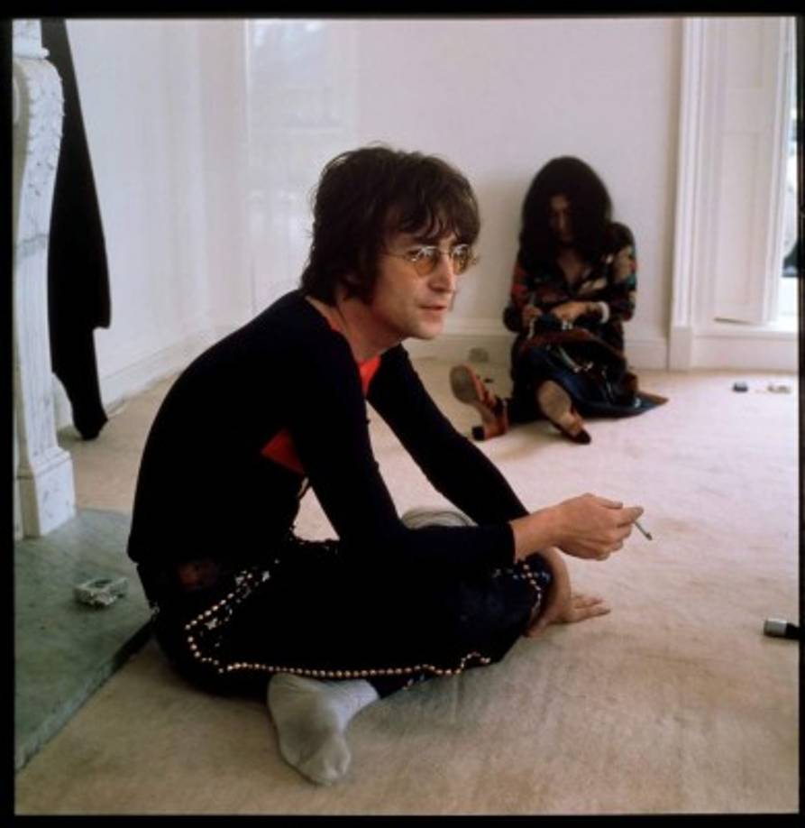 Lennon demostró un carácter rebelde y un ingenio mordaz en la música, el cine, la literatura y el dibujo, así como en sus declaraciones en conferencias de prensa y entrevistas. <br/>