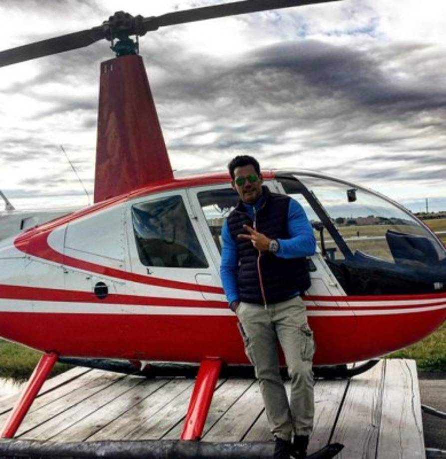 Tiene licencia de piloto y es Oficial en la Reserva para la Fuerza Aérea Chilena.