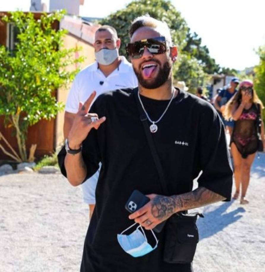 De acuerdo con los medios brasileños, Neymar también contrató una banda para entretener a sus visitantes a lo largo de los festejos.