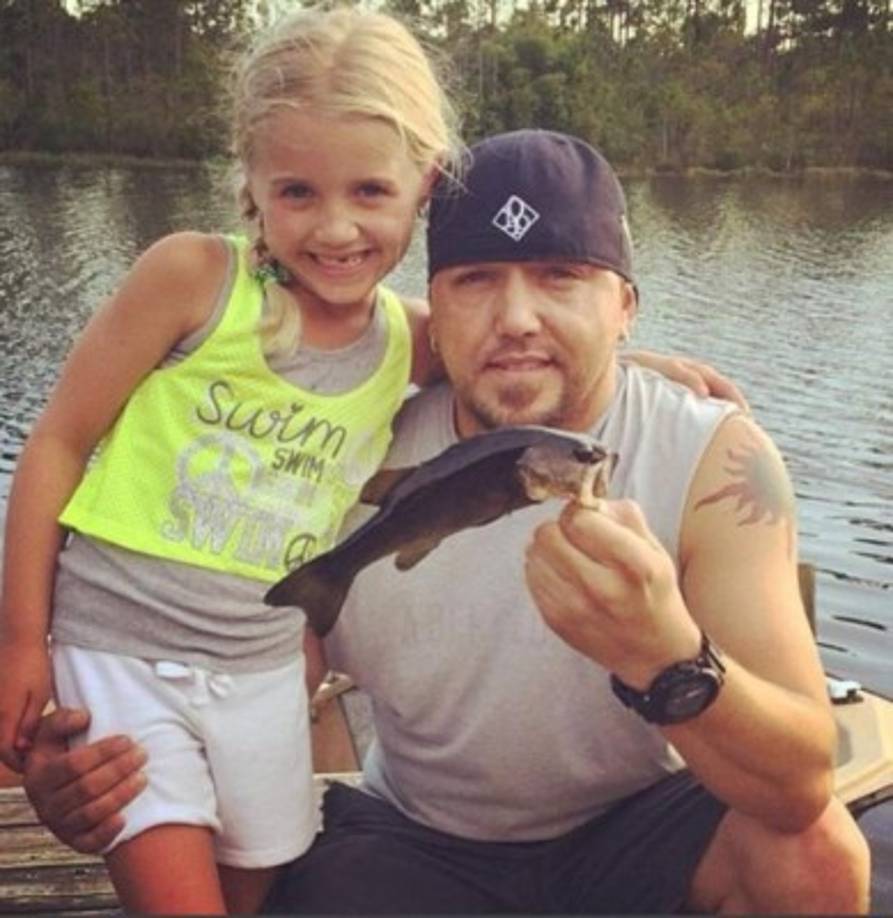 La superestrella del country, abandonó inmediatamente el escenario tras escuchar el caos que se vivía.