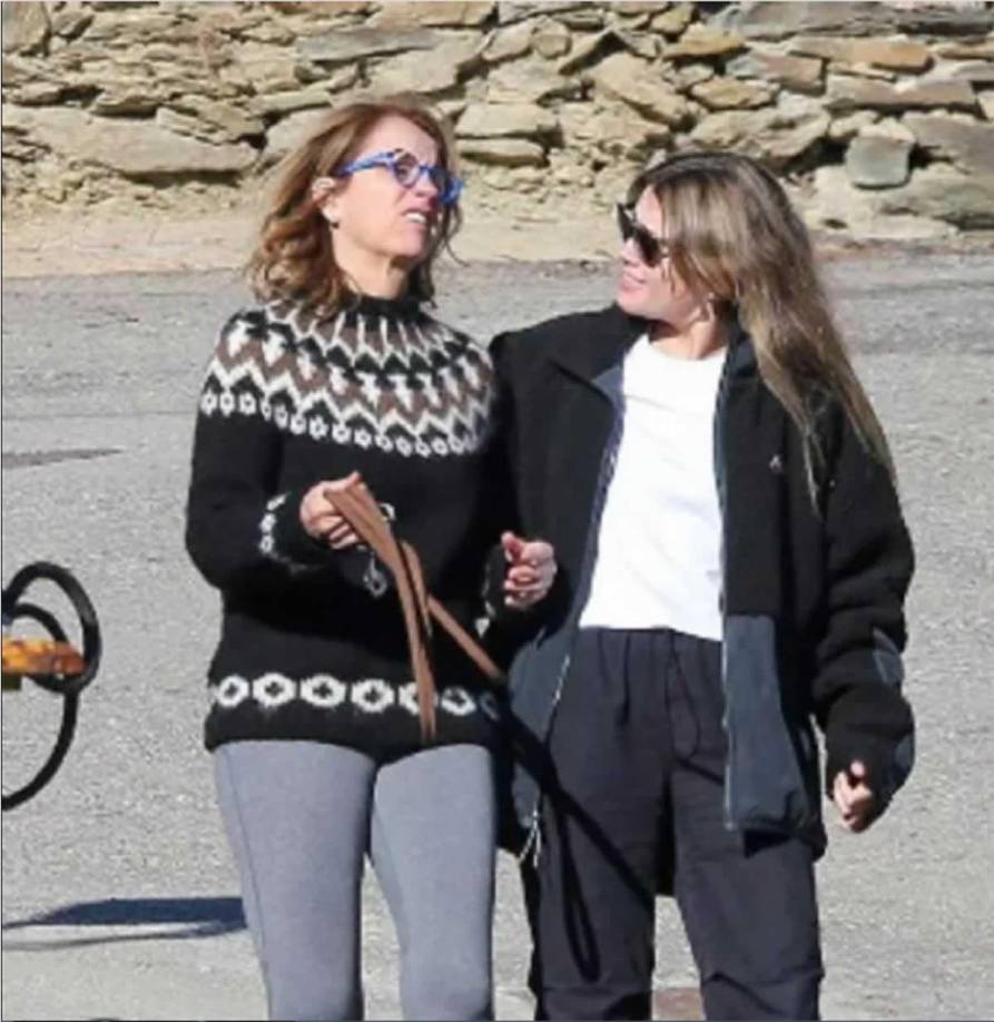 Según lo dado a conocer por el programa ‘Chisme No Like‘, la empresa estaría en crisis, específicamente, en dos de sus ramas: Kosmos Tennis y Kosmos Management. Ante la situación tan complicada, peligra el trabajo de las 100 personas que laboran en el negocio de Piqué. Tal parece que la exestrella del Barcelona tendrá que despedir a Clara Chía y a su mamá, Montserrat Bernabeu, para salvar a Kosmos. 