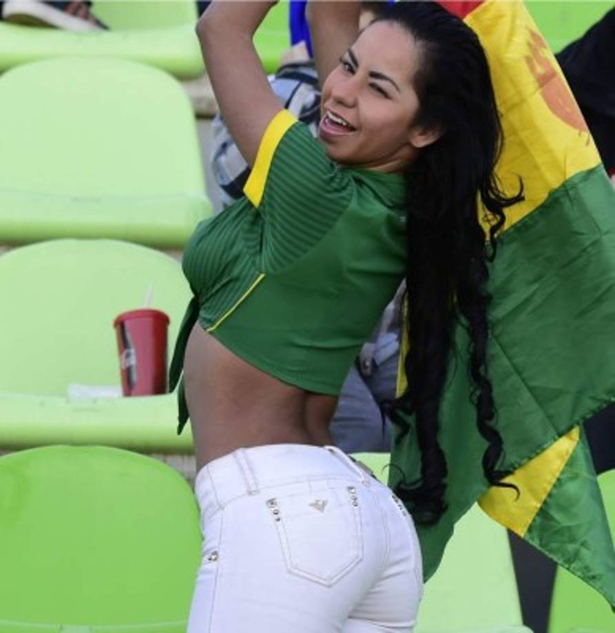 A pesar del frío que hace en las ciudades chilenas, ella ha aparecido apenas con una corta camiseta.