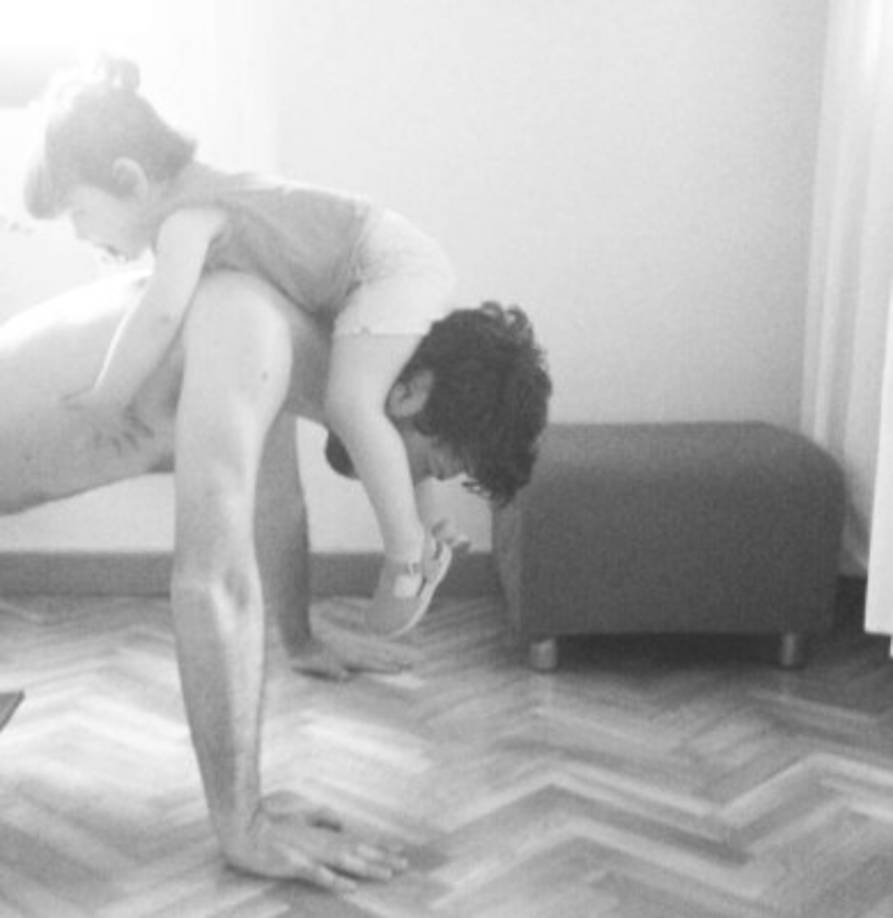 Sus 'ratones', como Morte llama cariñosamente a sus hijos, sacan de él su faceta más paternal, muy alejada de la frialdad que muestra el Profesor en la serie de Netflix. De hecho, quienes lo conocen aseguran que es todo lo contrario a su personaje; Álvaro es sensible y extremadamente empático.