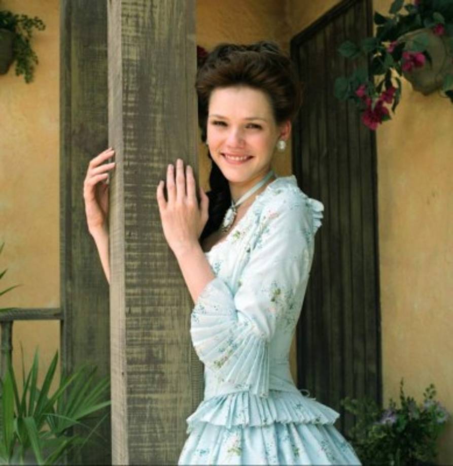 Kika Edgar, de 34 años, inició su carrera en la pantalla chica en 1999 con la miniserie ' Cuento de navidad', desde entonces ha participado en varias telenovelas como 'Primer amor a mil x Hora', ' Amor real', ' Clap... el lugar de tus sueños' -su primer protagónico-, 'Contra viento y Marea', 'Porque el amor manda', 'Pasión' o 'La fuerza del destino', entre muchas otras.<br/><br/>Además de actuar, Kika ha dejado patente de su buena voz participando en varios musicales y lanzando varios discos.<br/>