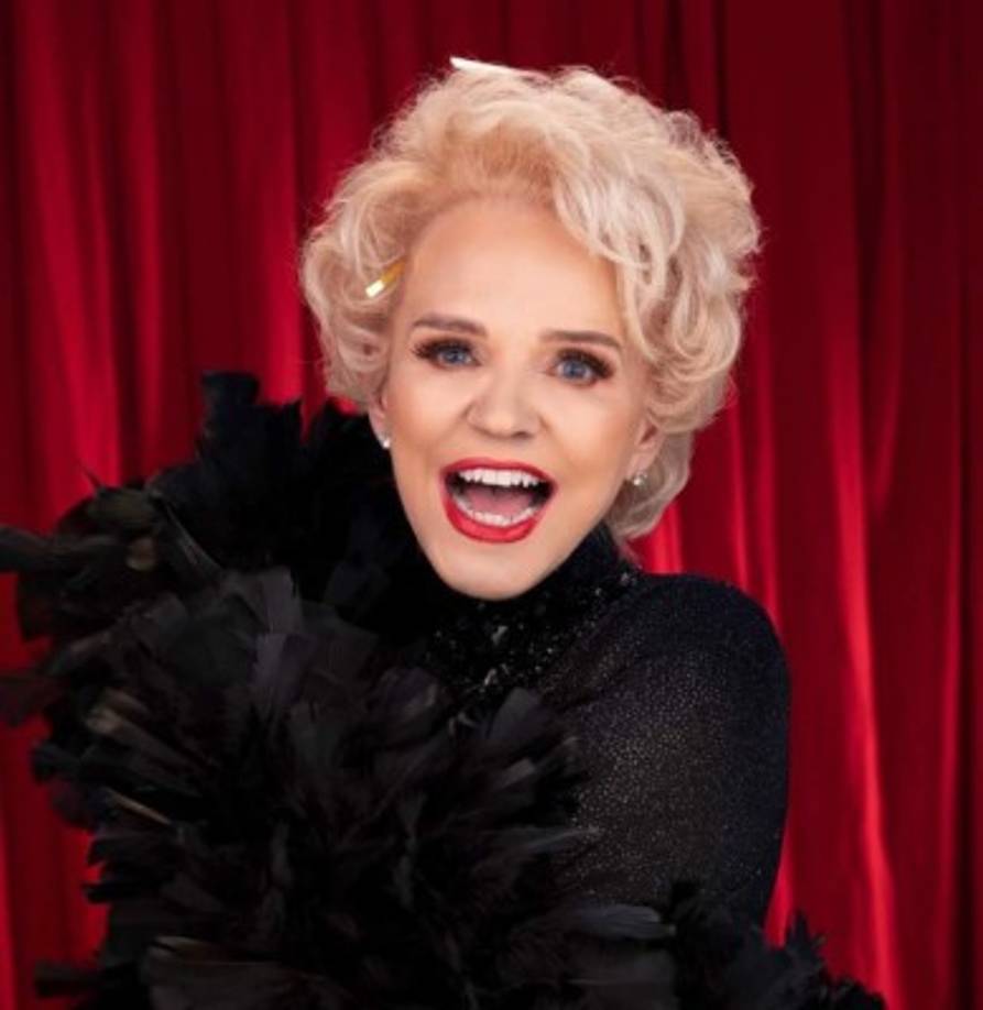 'Conozco muy bien a muchos de los que van a competir y ya me estoy preparando y rezando para tener la sabiduría de premiar a los mejores', confesó la dominicana, sobre este programa en el que los artistas que participan como concursantes tendrán que transformarse en celebridades en un momento en particular.