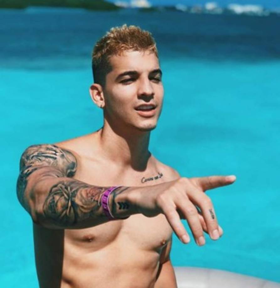 En 2015 su canción 'Mil lágrimas' lo llevó a la fama musical, sin embargo, fue hasta su participación en el concurso Master Chef que su popularidad incrementó.