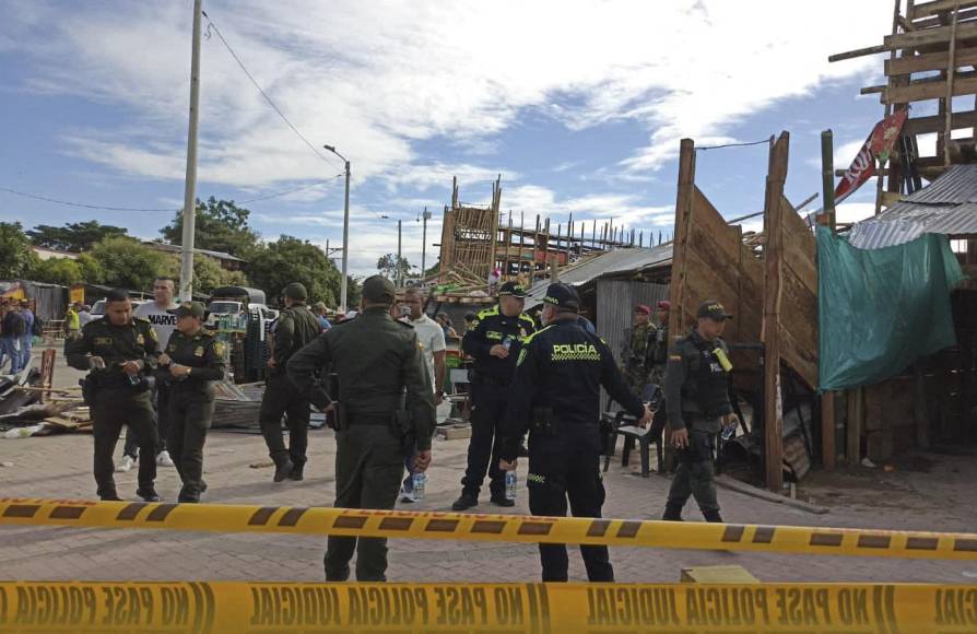 Las impactantes imágenes del desplome de varios palcos de una plaza de toros en Colombia