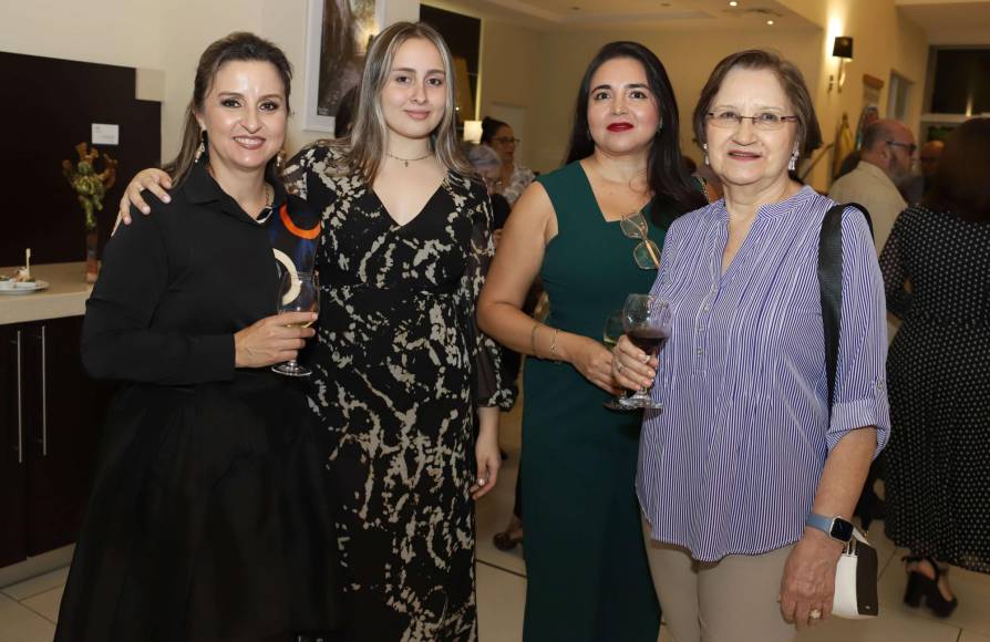 Waleska Lara, Camila Pineda, Alejandra Rodríguez y Gladys Alvarado. 