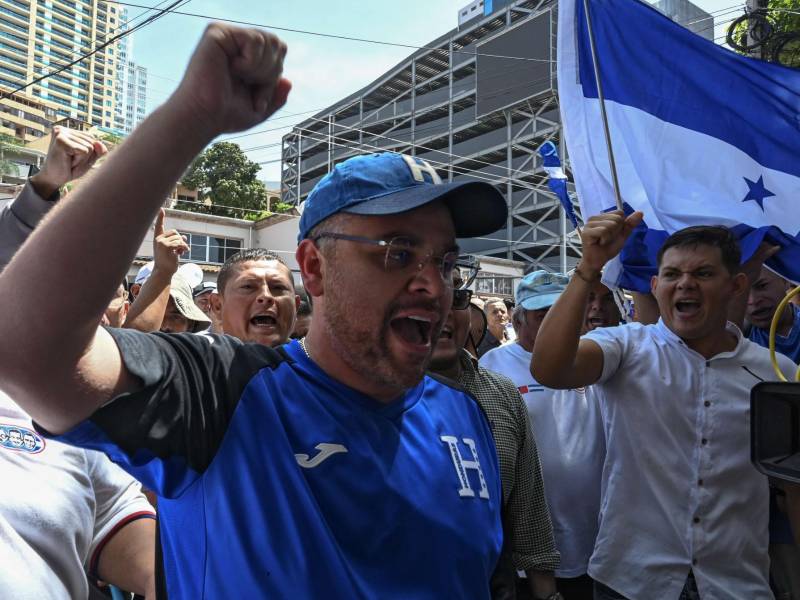 El líder del opositor Partido Nacional, David Chávez, hace gestos mientras se une a los manifestantes antigubernamentales en una marcha hacia el palacio presidencial para protestar contra la presidenta hondureña Xiomara Castro, acusándola de intentar instaurar el comunismo en el país, en Tegucigalpa.