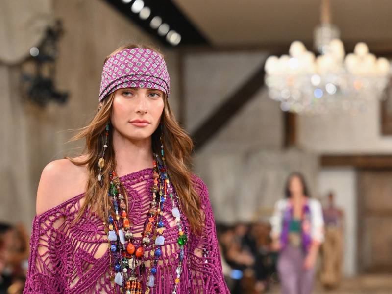 Nueva York fue la sede del Fashion Week Primavera-Verano 2024 con el regreso a las pasarelas de Helmut Lang y el peso pesado Ralph Lauren. es el gigante Ralph Lauren, símbolo del estilo preppy y epítome de la moda estadounidense en todo el mundo, con ventas anuales de más de 6.000 millones de dólares.La marca del diseñador nacido en el Bronx no desfilaba en Nueva York desde 2019.