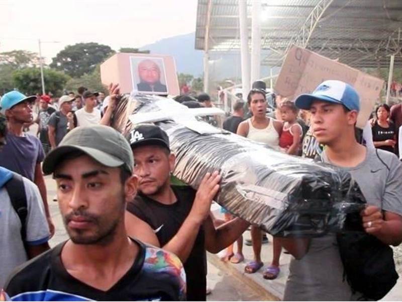 Migrnates protestaron por la muerte del hondureño con un “ataúd” en las calles de Chiapas.