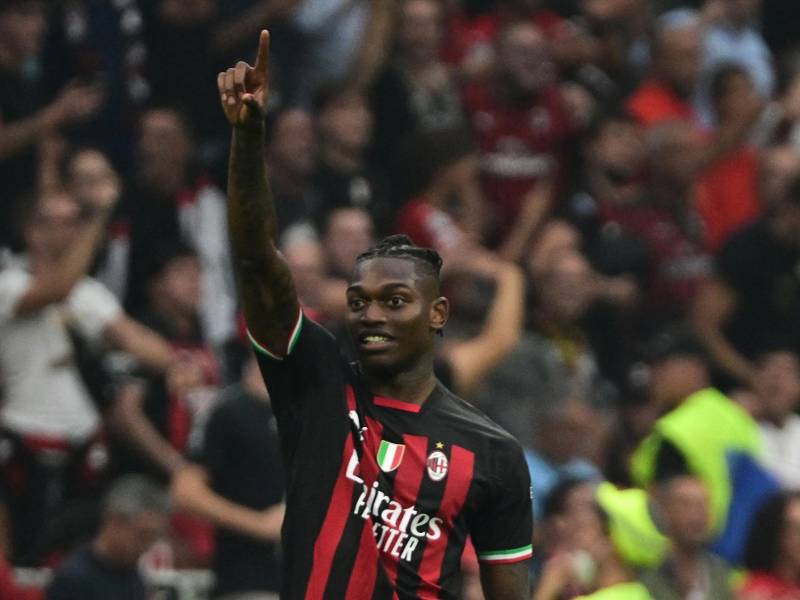 Rafael Leao marcó un doblete para la victoria del AC Milan ante el Inter.