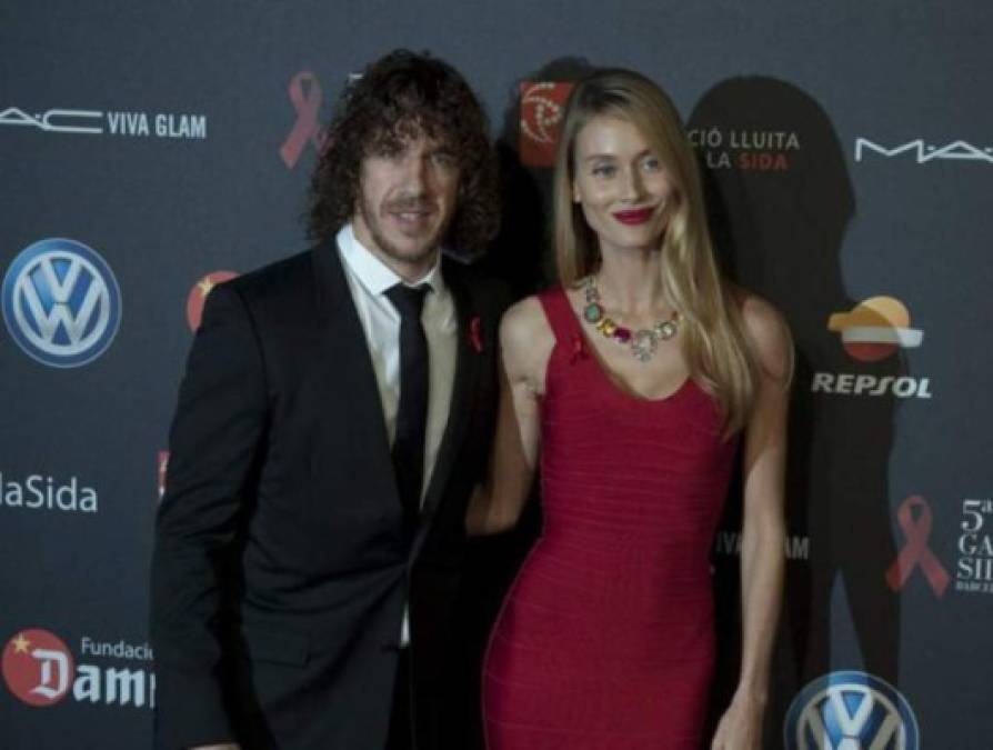 El exfutbolista español Carles Puyol con su esposa Vanesa Lorenzo.