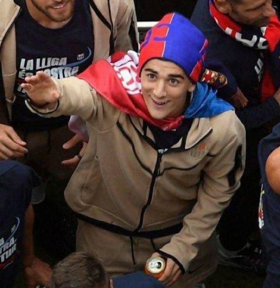 Una de las curiosidades que dejó la celebración es que se le vio a Gavi completamente pasado de copas. El juvenil se descontroló. 