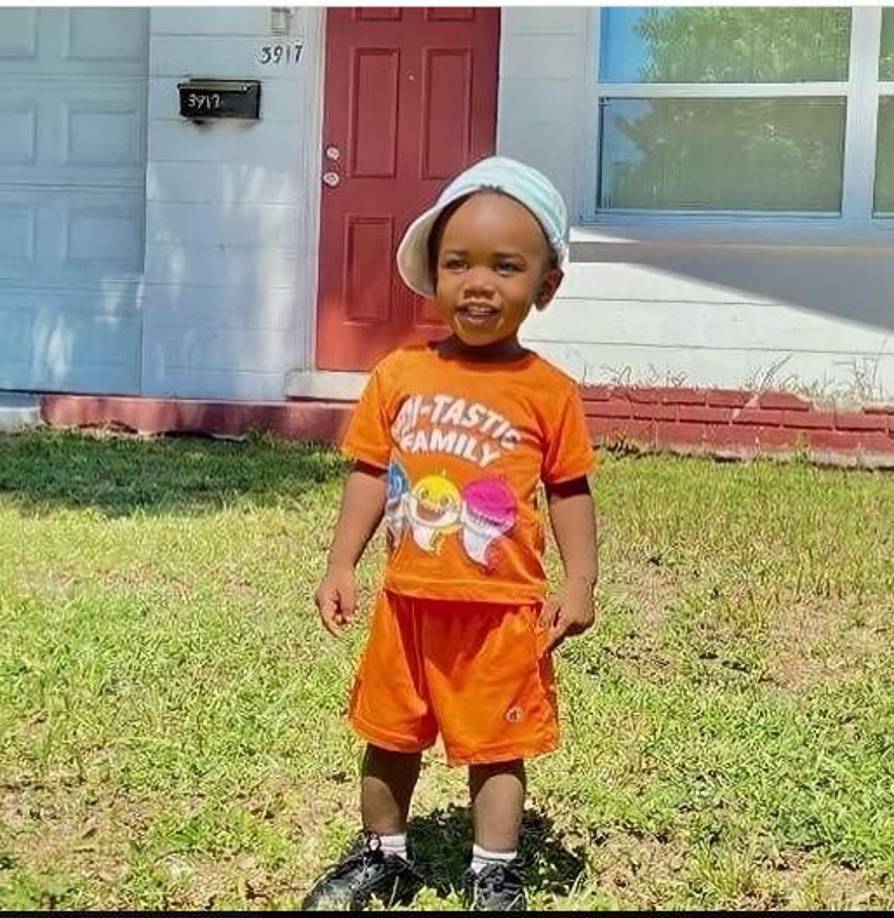 Los oficiales que buscaban al <b>pequeño en un lago a unas pocas millas del complejo</b> de apartamentos notaron un caimán “con un objeto en la boca” que rápidamente se dieron cuenta de que era el cuerpo de un niño, dijo Holloway. 