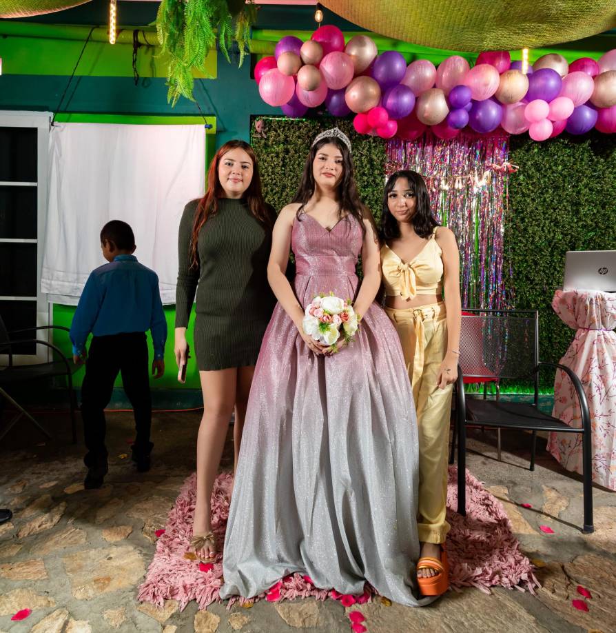 La agasajada se mostró sonriente en todo momento, bailó el vals con sus seres queridos y recibió mucho cariño de cada invitado, quienes la hicieron sentir especial en su cumpleaños.