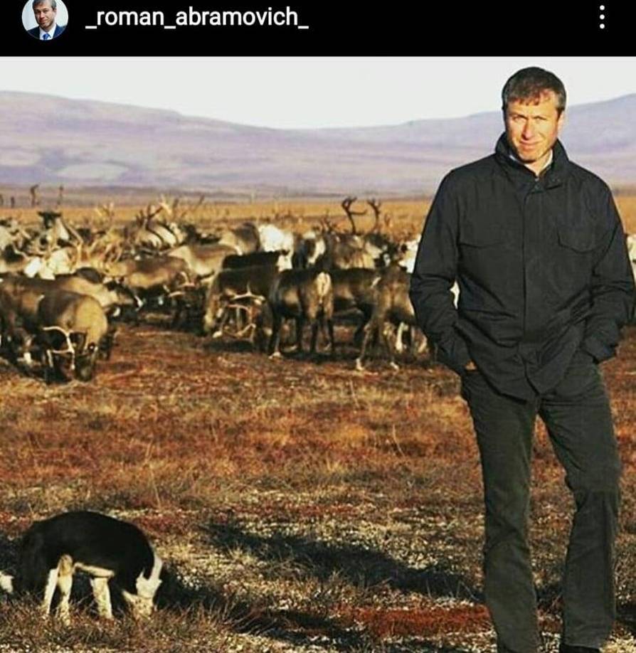 Luego del estallido entre Rusia y Ucrania, Abramovich viajó a su país natal para trabajar como intermediario entre ambas naciones en búsqueda de la paz y el cese al fuego. A pesar de que no hayan existido fotos oficiales, varios medios israelíes confirmaron que el dueño del club inglés estuvo presente en Bielorrusia el lunes pasado, en la reunión que se organizó para terminar con la guerra, pero por el momento eso no ocurrió. 