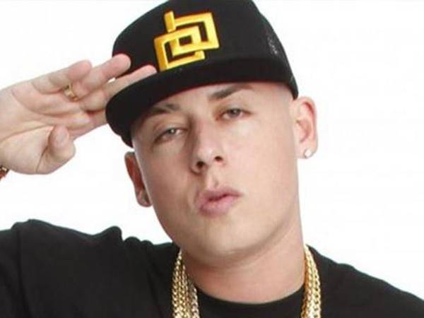 Cosculluela comenzó su carrera musical en el 2001.