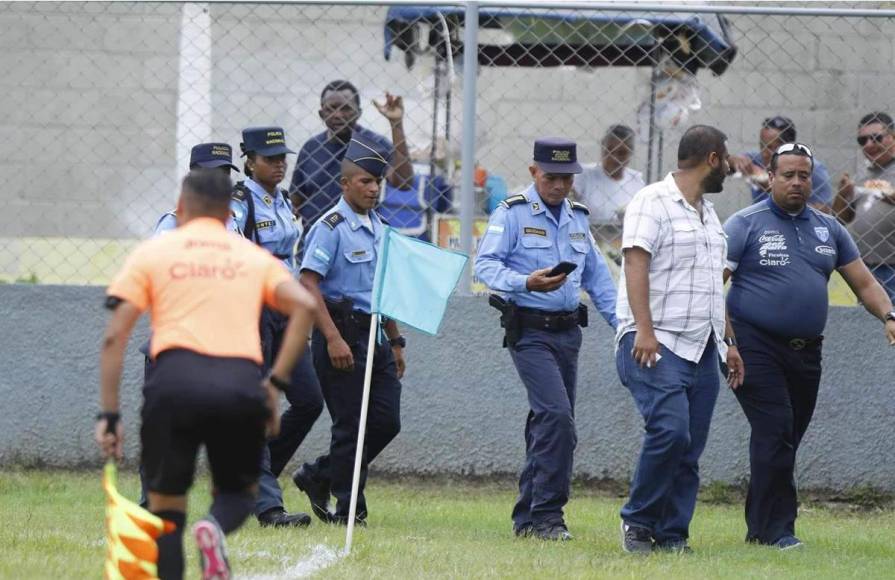 El partido tuvo un retraso en el inicio debido a que no había presencia de la Policía Nacional en el estadio de El Progreso.
